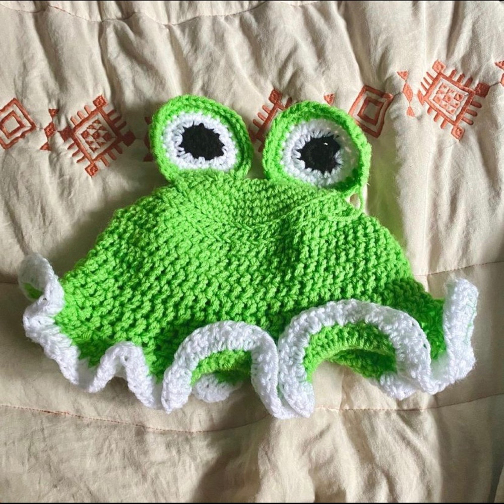 CUSTOM green crochet frog bucket hat!
